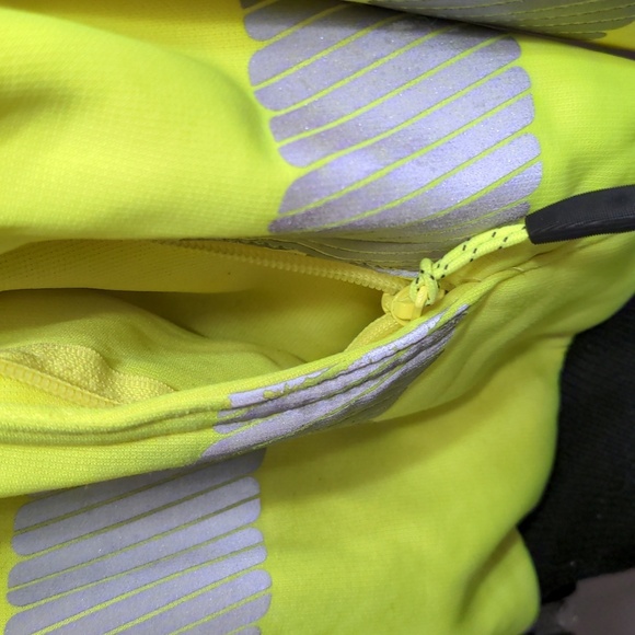 Men's Yellow and Black Lightweight Jacket - Picture 7 of 16
